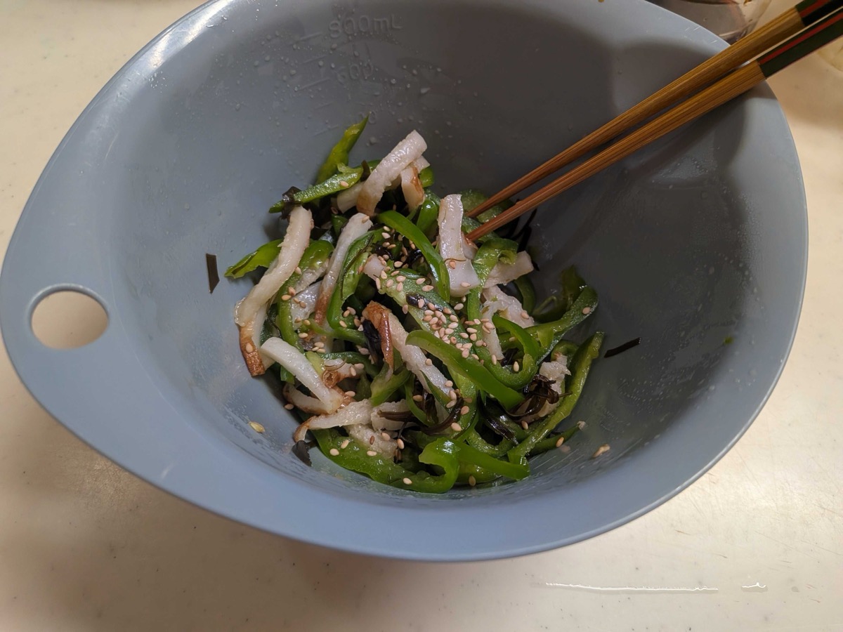 Green pepper and chikuwa namul tossed with shio kombu and sesame seeds in a bowl