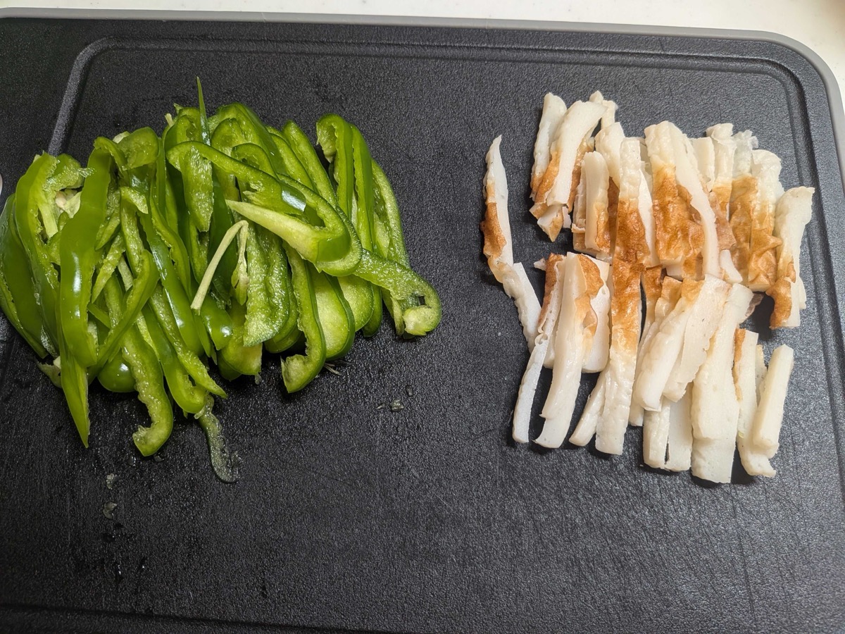 Green pepper sliced into thin strips and chikuwa cut into matching strips