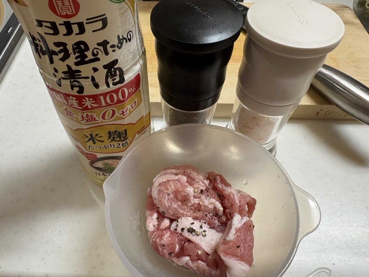Sliced pork belly seasoned with cooking sake, salt, and pepper in a bowl