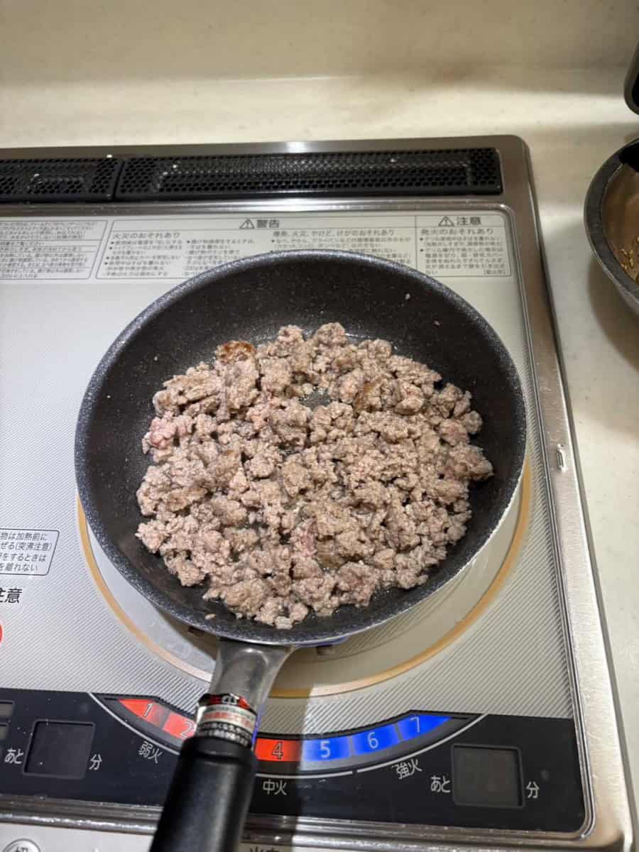 Ground meat browning in a frying pan for bibimbap