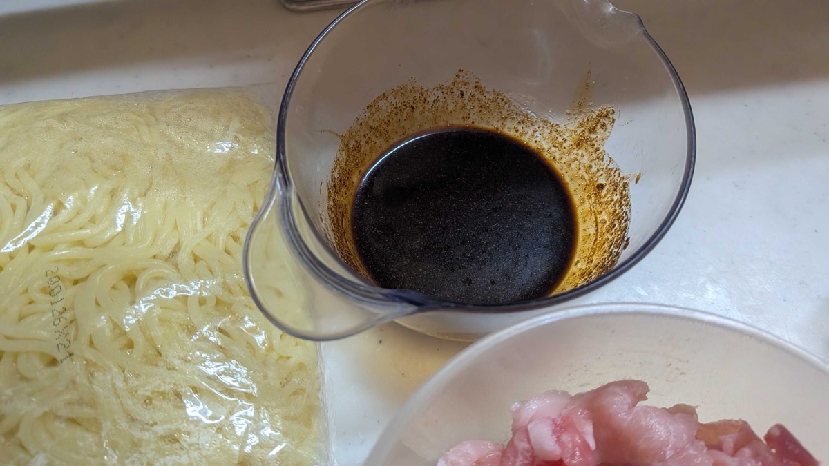 Powdered yakisoba sauce dissolved in a little water in a measuring cup